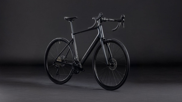 125500 Cube Attain C:62 Race blackline 1